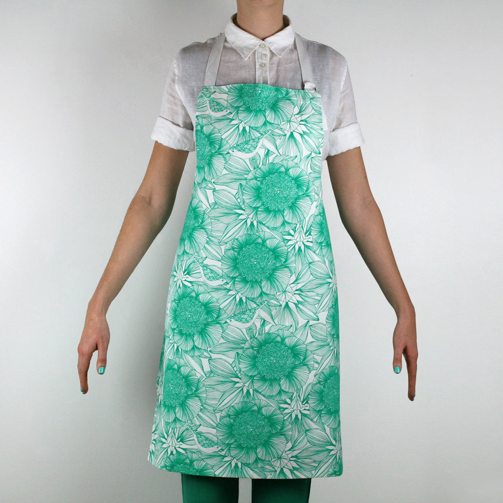 Victoria Aqua, Apron